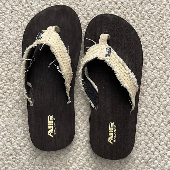 Brown flip flops - Picture 1 of 1
